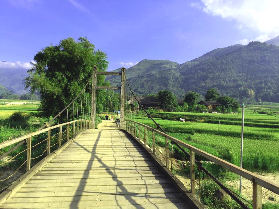 Cây cầu dẫn vào bản của người dân tộc H'Mông.